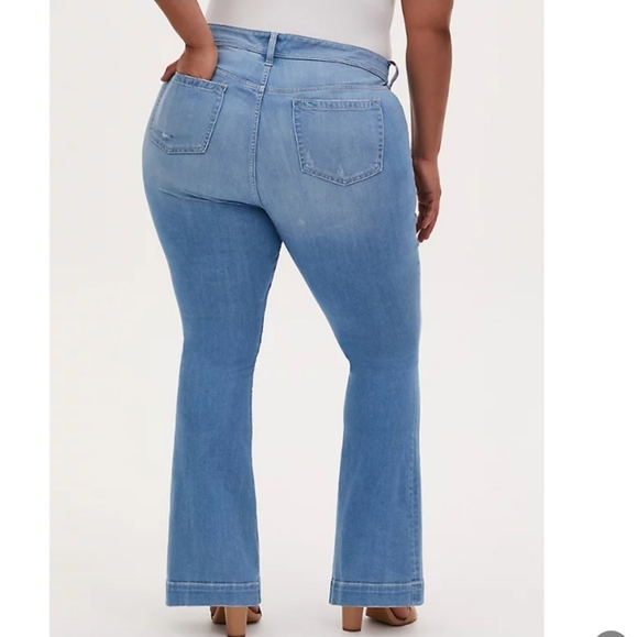 MID RISE FLARE JEAN - PREMIUM STRETCH LIGHT WASH - Picture 2 of 4